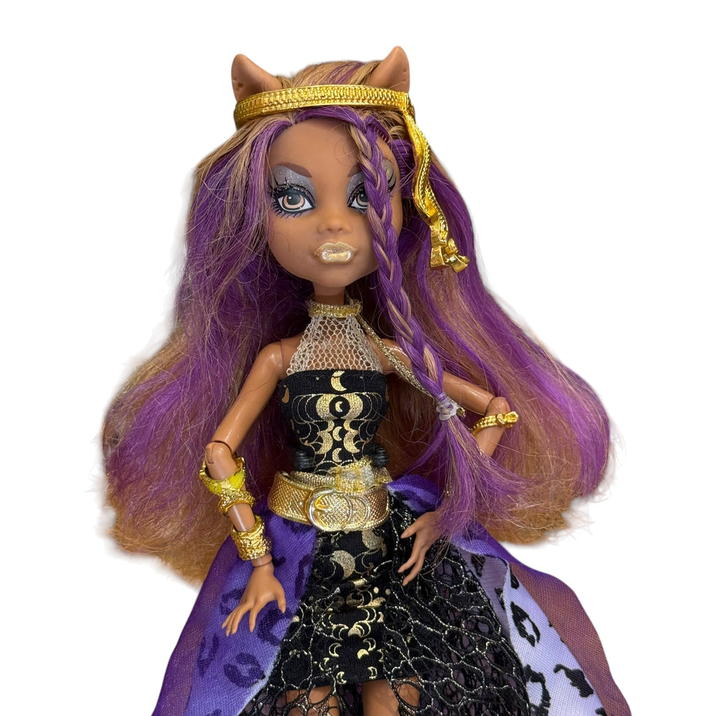 Monster High 13 Wishes Clawdeen Wolf nukke ja teline
