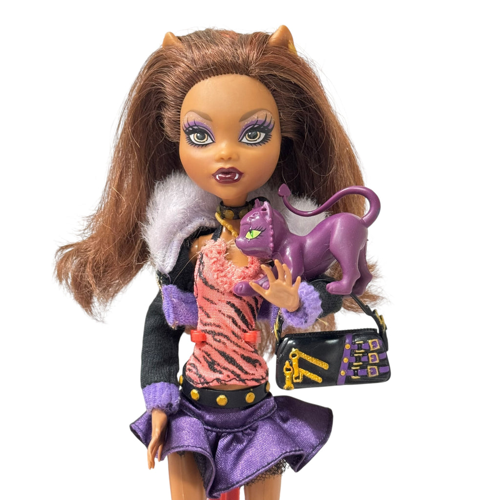 Monster High Clawdeen Wolf nukke - First Wave ja teline