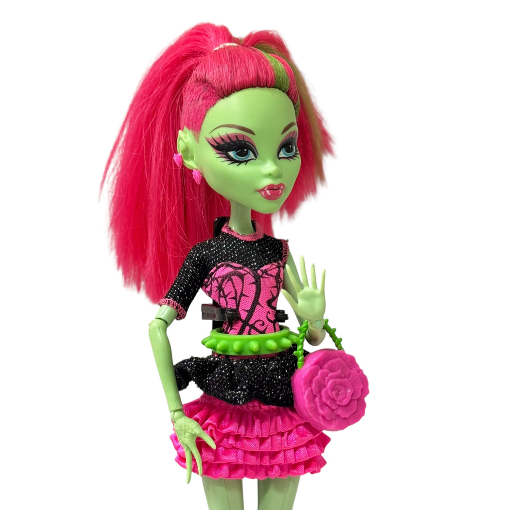 Monster High Venus McFlytrap Ghouls Night Out nukke ja teline